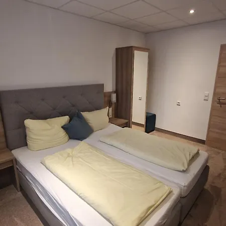 Отель Schwarzer Adler - Garni Ipsheim